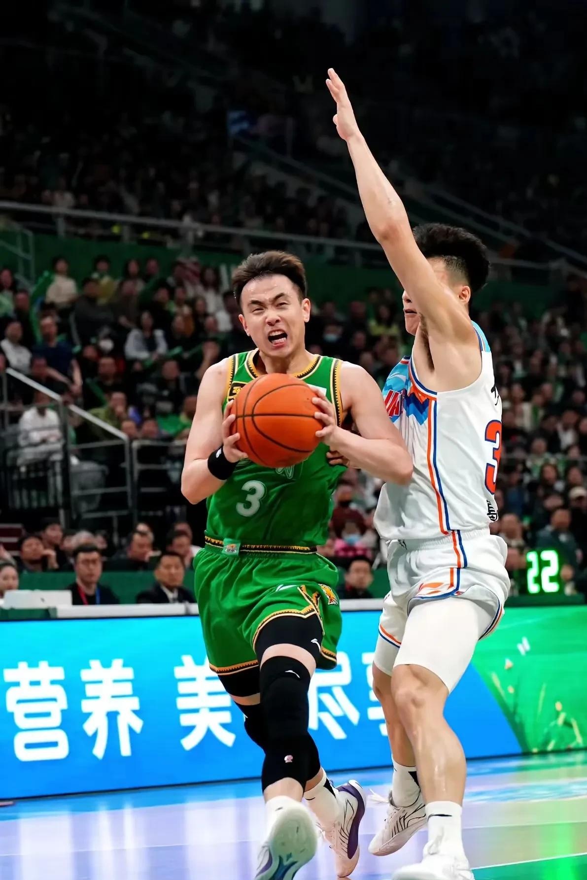 加时末段体能课后，犹他爵士外线爆发备战CBA常规赛，赛场秩序良好，更衣室氛围转暖的简单介绍